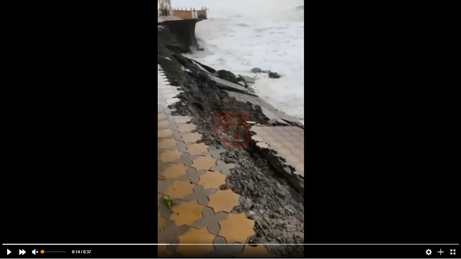 В Сети появились шокирующие кадры разбитой штормом набережной в Сочи