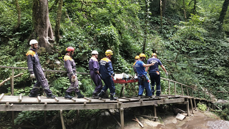 Туриста со сломанной ногой эвакуировали с водопада в Сочи