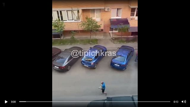 В Краснодаре неадекватный мужчина с ножами бегал за прохожими (ВИДЕО)