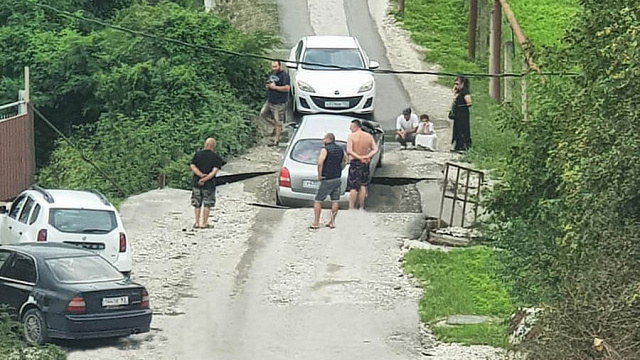 В Новороссийске бетонная плита моста не выдержала веса легковушки