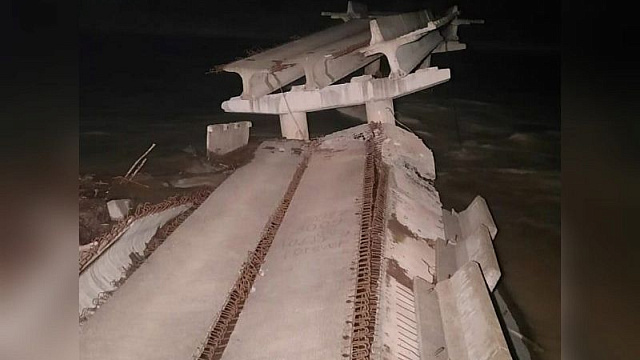 В Краснодарском крае рухнул мост через реку Большая Лаба