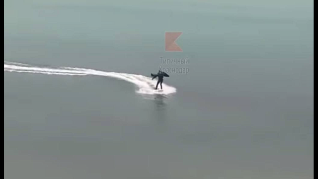 Бэтмен на доске, покоряющий волну в Геленджике, насмешил пользователей Сети