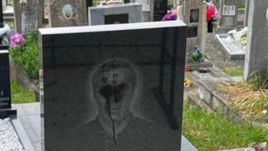В Сочи неизвестные раскрасили черной краской 5 надгробий на кладбище