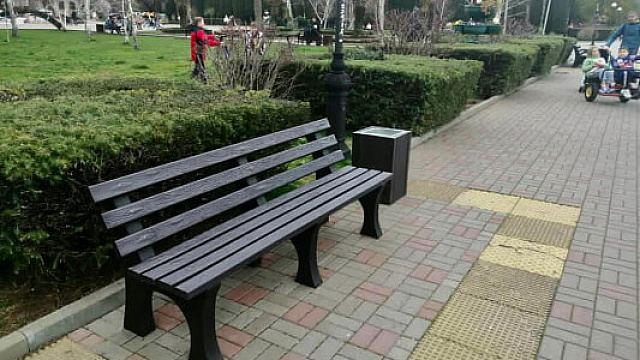 В Сочи на набережной установили скамейки из переработанных пакетов