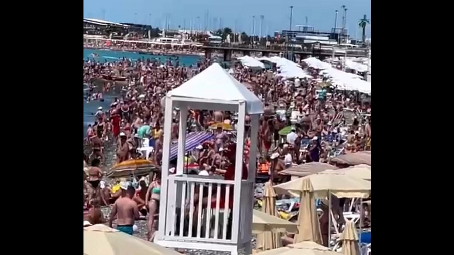 Туристы сняли на видео переполненные пляжи в Сириусе
