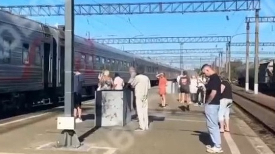 Экстренно эвакуировали пассажиров поезда «Петербург — Адлер» на станции Горячий Ключ