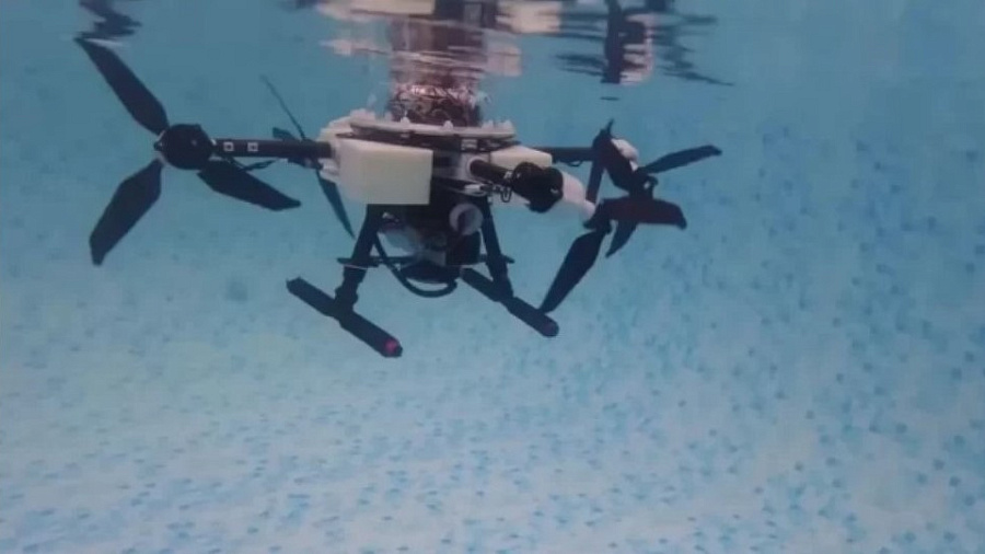 В Китае ученые создали квадрокоптер, способный летать, плавать и нырять