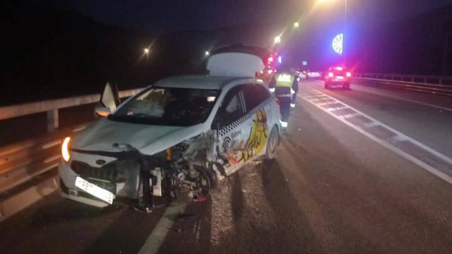 В Сочи уснувший за рулем таксист протаранил электронное табло по дороге на Красную Поляну