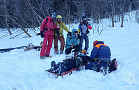 В Сочи спасатели эвакуировали сноубордиста, который неудачно прокатился по черной трассе 