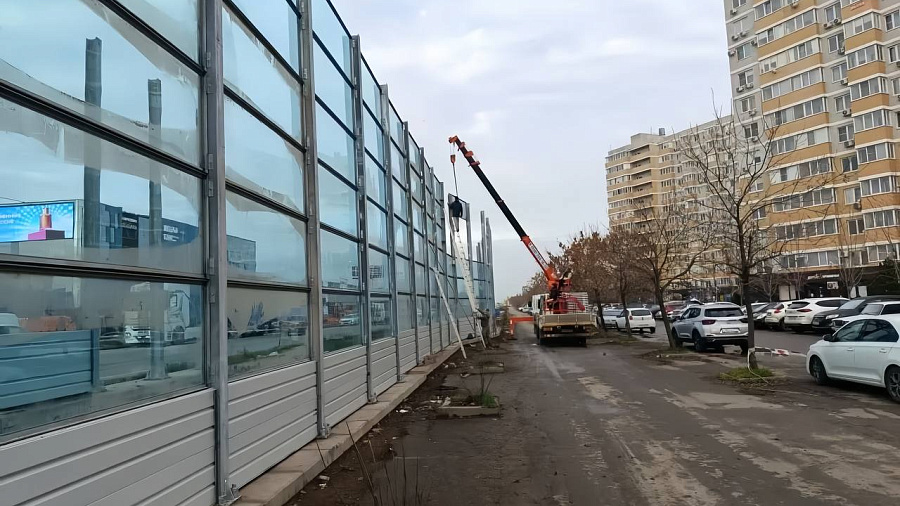 В Краснодаре на Западном Обходе устанавливают шумозащитные экраны