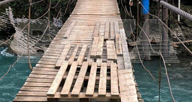 В Сочи дети добираются до школы через сгнивший мост, рискуя жизнью