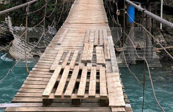 В Сочи дети добираются до школы через сгнивший мост, рискуя жизнью