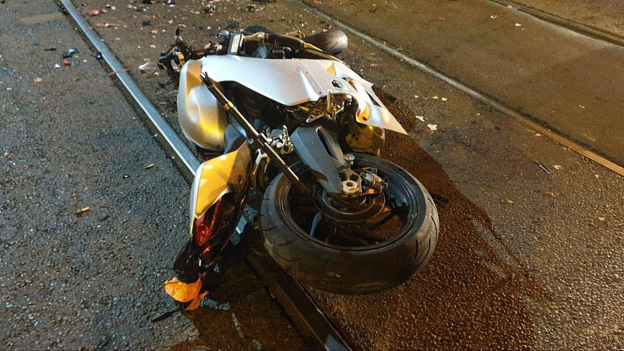 Момент столкновения мотоцикла с трамваем в центре Краснодара попал на видео 