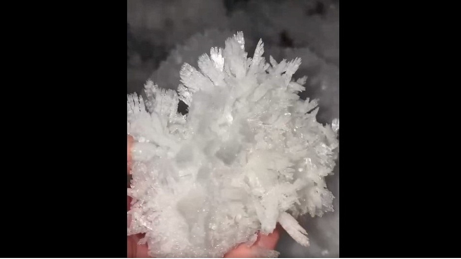 В Сочи горнолыжный курорт засыпало снежными кристаллами