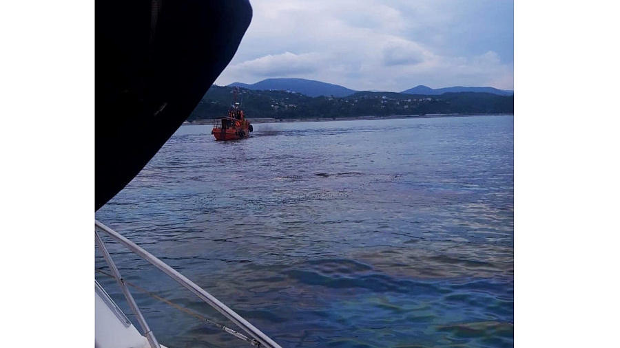 В Туапсинском районе в акватории Черного моря обнаружили новое нефтяное пятно