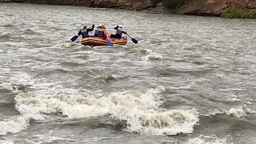 В Адыгее в ходе поиска унесенных течением реки туристов обнаружено тело человека
