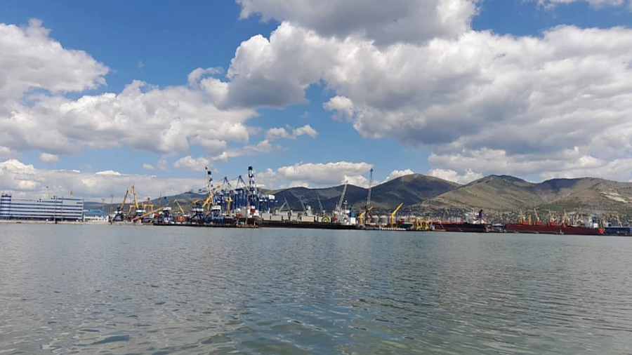 В новороссийском морпорту ограничат плавание судов на время проведения учений со стрельбами