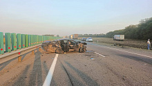В Гулькевичском районе водитель иномарки погиб после столкновения с металлической оградой и грузовиком