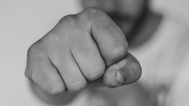 Спор двух женщин о положительных качествах их супругов закончился дракой с поножовщиной в Краснодаре