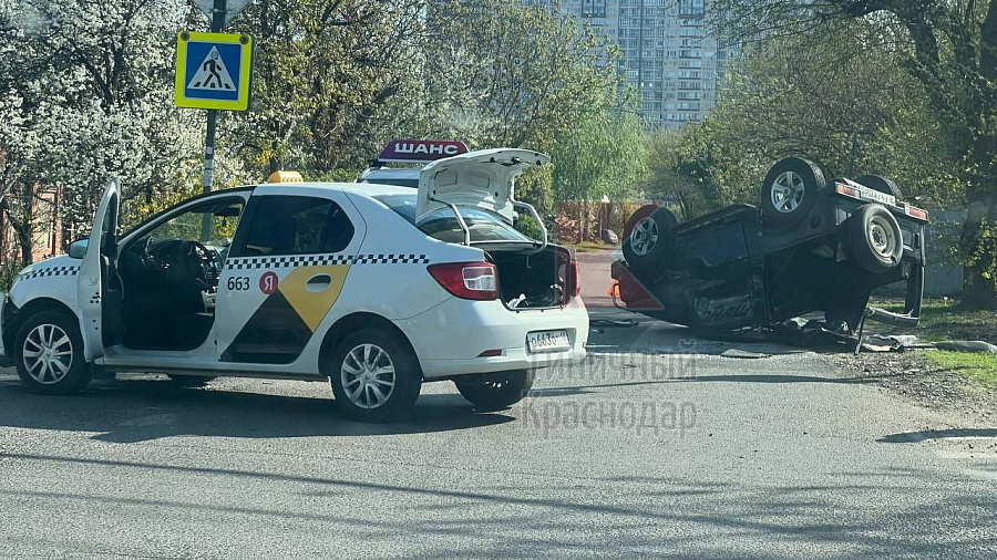 В Краснодаре иномарка опрокинулась на крышу после столкновения с BMW