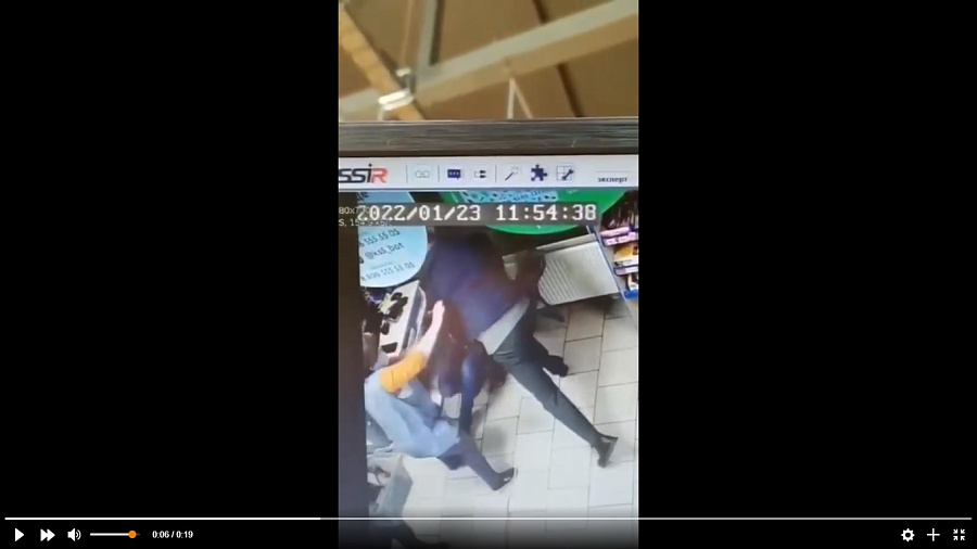В Адыгее безмасочник набросился на сотрудницу супермаркета и попал на видео