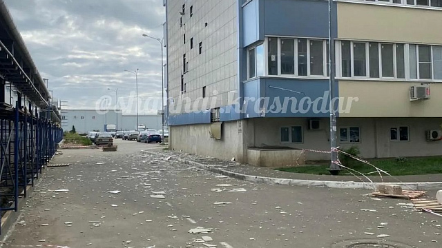 В Краснодаре сильный ветер сорвал баннер вместе с элементами стены