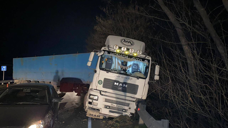 Водитель легковушки погиб, врезавшись в грузовик на трассе в Краснодарском крае 