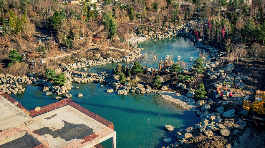 Озеро Ойке заполнено водой. Появились новые фотографии со строительства японского сада в парке «Краснодар»