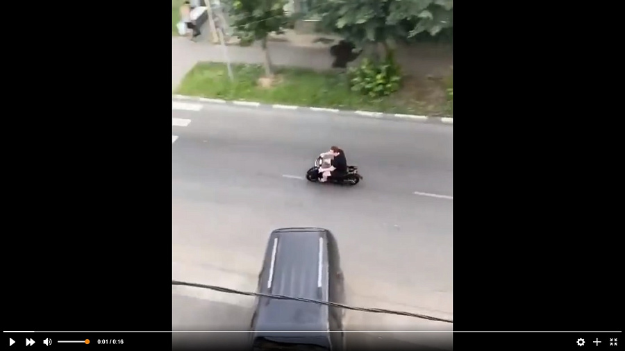 В Краснодаре семь патрульных машин ДПС устроили погоню за пьяным мопедистом и попали на видео