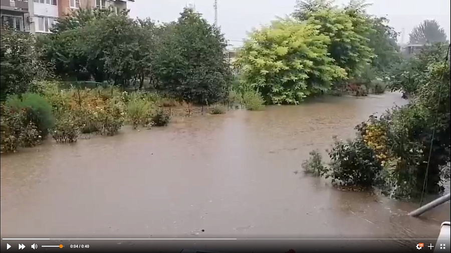 В Ейске и Темрюке затопило улицы и дома после мощных ливней (ВИДЕО)