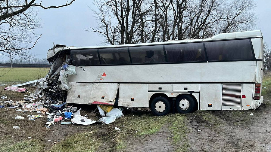 В Краснодарском крае при столкновении автобуса «Москва — Нальчик» и грузовика погибли 5 человек