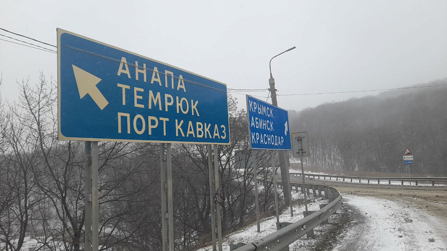 Сложности на перевалах в Новороссийске, падение деревьев на трассы и заносы машин в кювет. Что происходит на дорогах Кубани из-за снегопада