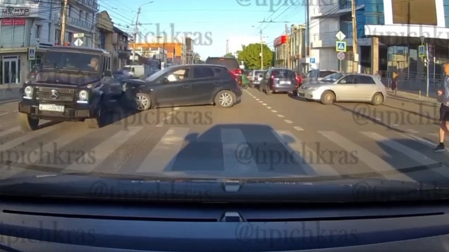 В Краснодаре лихач на «Гелендвагене» устроил массовое ДТП и попал на видео