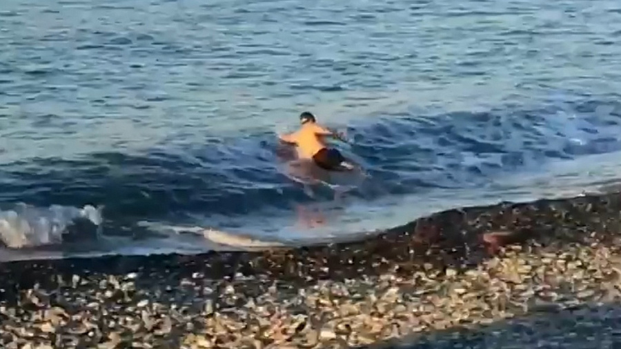На черноморских курортах Краснодарского края туристы продолжают купаться в море