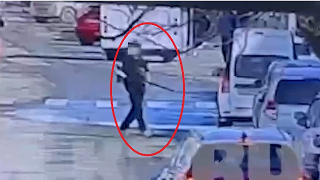 В Анапе сняли на видео, как студент с ружьем шел в техникум перед стрельбой