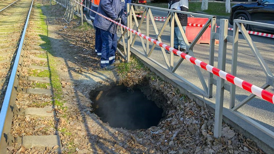 В Краснодаре из-за провала на Московской изменили маршруты трамваев и автомобилей