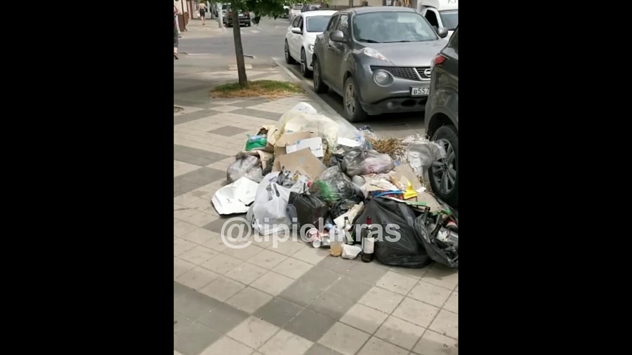 Гора мусора на тротуаре в центре Краснодара возмутила горожан