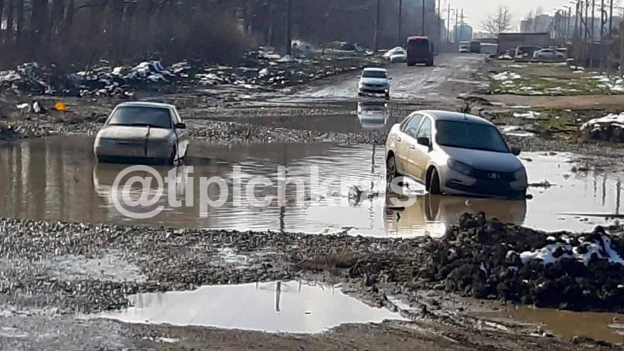 Жители Краснодара пожаловались на «грязевые ванны» для автомобилей в Прикубанском округе