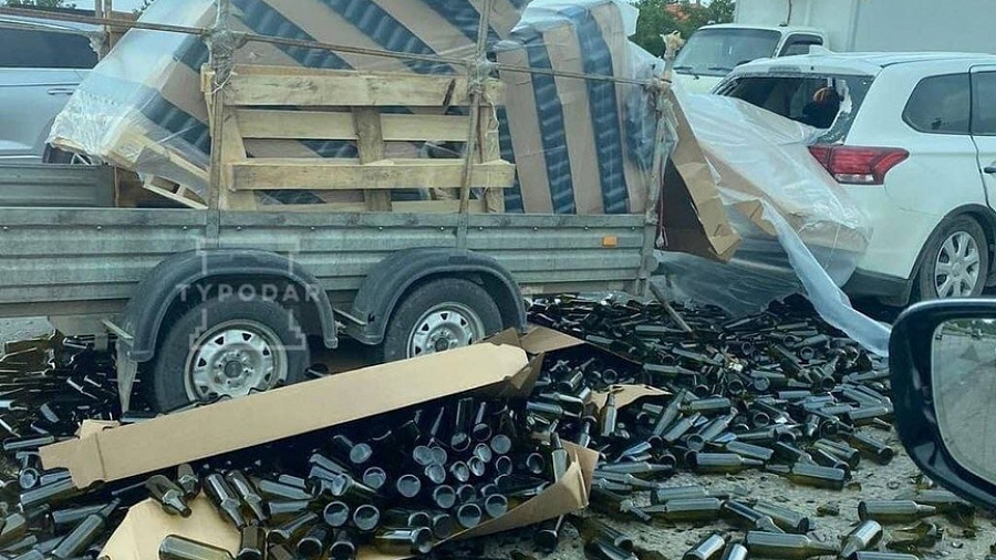 На Южном обходе Краснодара произошел транспортный коллапс из-за разбитой стеклотары