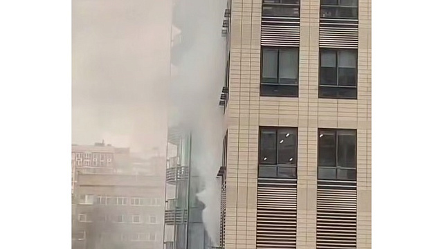 Сотни людей эвакуировали из горящего Radisson Blue в Москве, место ЧП сняли на видео