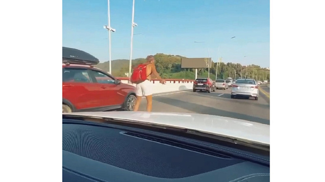 Мужчина решил объехать пробку между Сочи и Адлером на роликах. Видео 