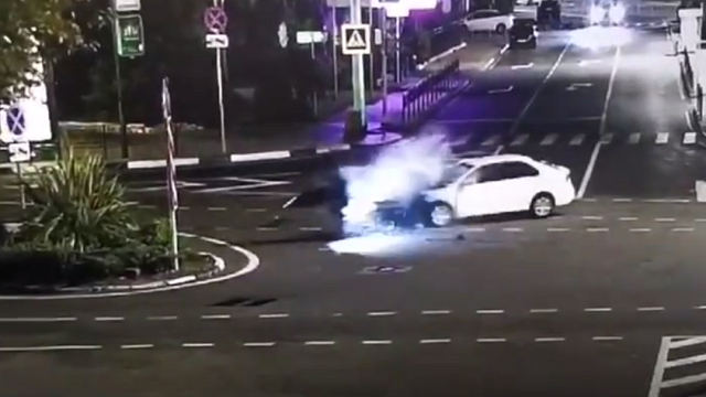 Момент столкновения иномарки и мотоцикла в Сочи попал на видео