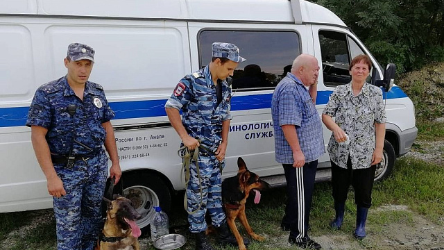 В Краснодарском крае кинологи с собаками помогли найти потерявшихся в лесу пенсионеров