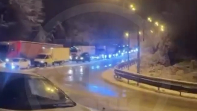 Федеральную трассу «Джубга-Сочи» сковала многокилометровая пробка из-за снегопада 