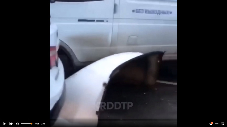 В Краснодаре «Газель» под порывами ветра опрокинулась на пять машин и попала на видео
