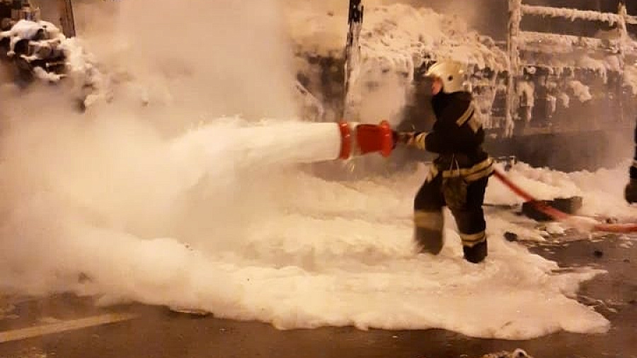 В Краснодарском крае на трассе спасатели тушили загоревшуюся фуру с бытовой химией (ФОТО)