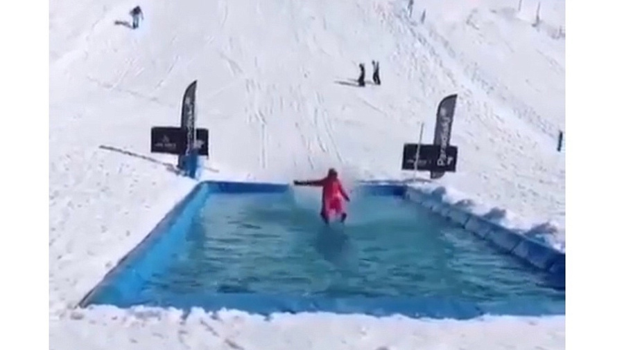 Пролетая над бассейном: в Сочи сняли на видео экстремальный спуск девушки на лыжах через снег и воду
