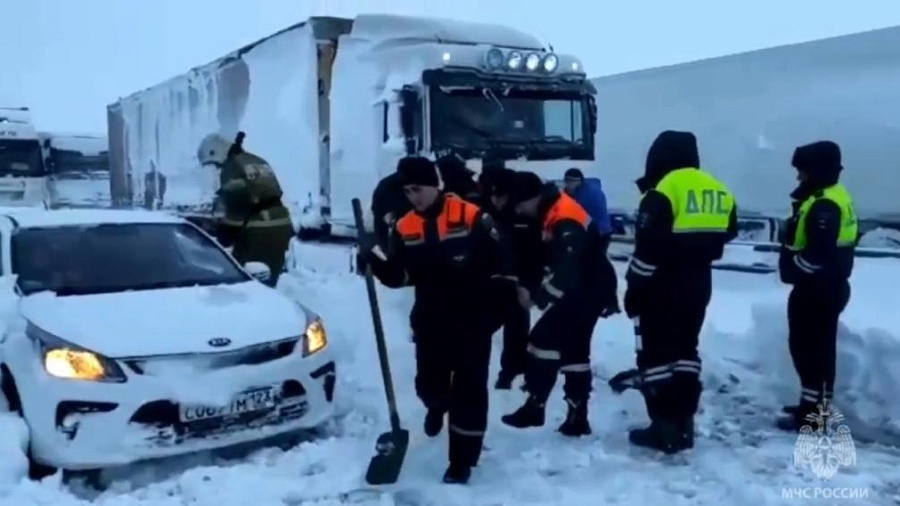 В Ростовской области из-за снегопадов 31 марта сохраняется 30-километровая автомобильная пробка