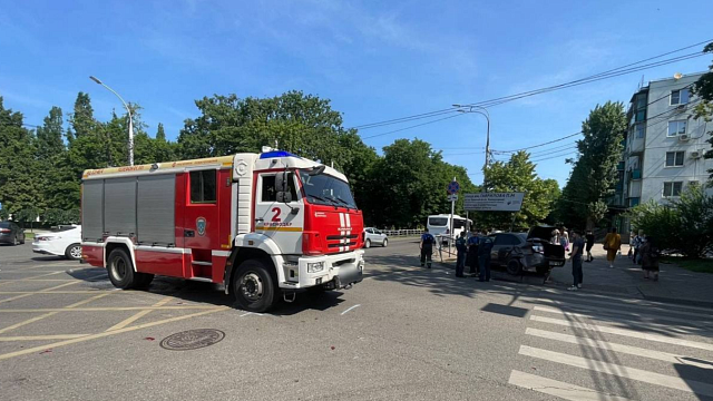 В центре Краснодара пожарная машина взяла на таран легковушку  