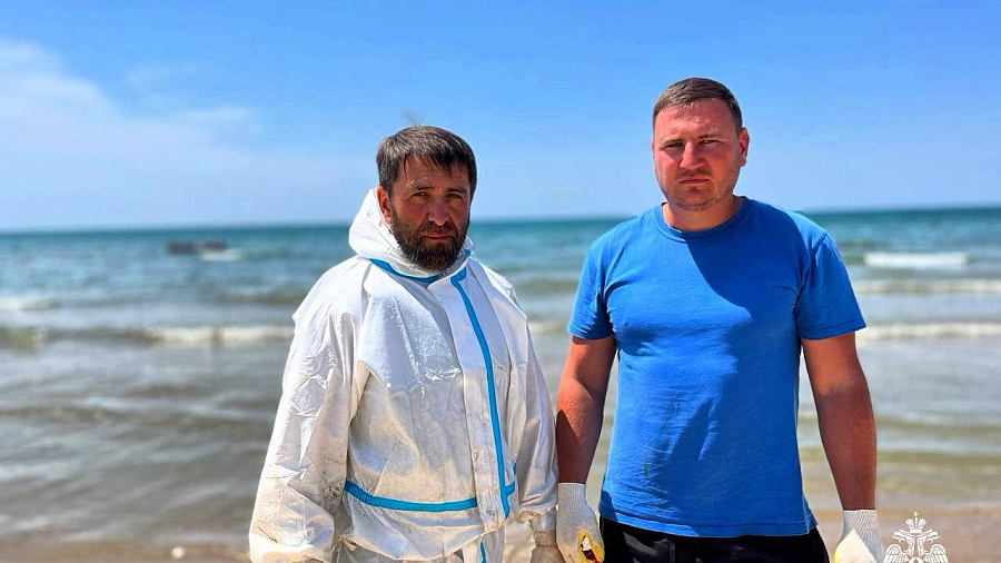 Водолазы при очистке Черного моря от мазута спасли в Анапе женщину